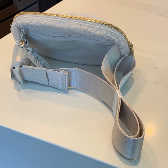 NWT LuLuLemon Everywhere Belt Bag Creme Fleece in Creme color - Picture 3 of 9